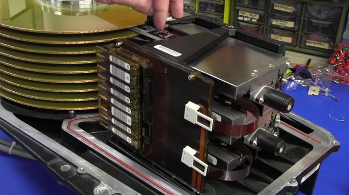 Старый 36-килограммовый жесткий диск особо большого объема