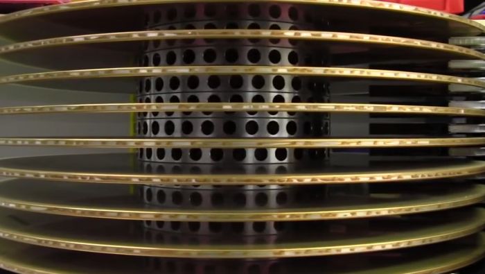 Старый 36-килограммовый жесткий диск особо большого объема