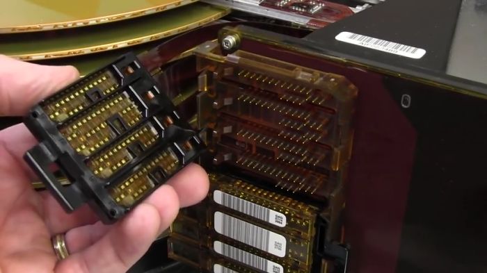 Старый 36-килограммовый жесткий диск особо большого объема