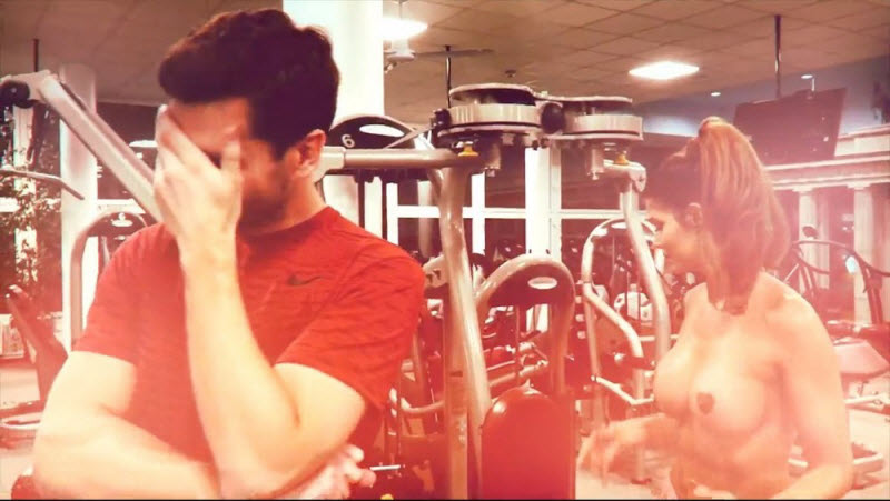 Микаэла Шефер топлес в спортзале