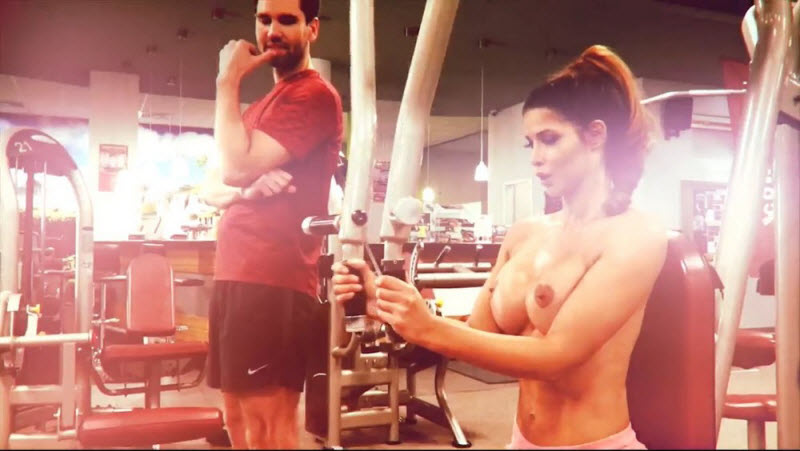 Микаэла Шефер топлес в спортзале