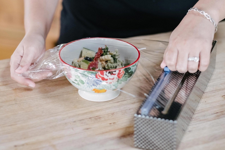 17 гениальных лайфхаков с пищевой плёнкой, которые пригодятся каждому