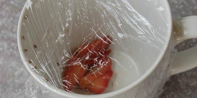 17 гениальных лайфхаков с пищевой плёнкой, которые пригодятся каждому