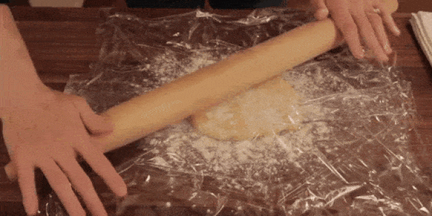 17 гениальных лайфхаков с пищевой плёнкой, которые пригодятся каждому