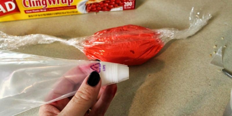 17 гениальных лайфхаков с пищевой плёнкой, которые пригодятся каждому