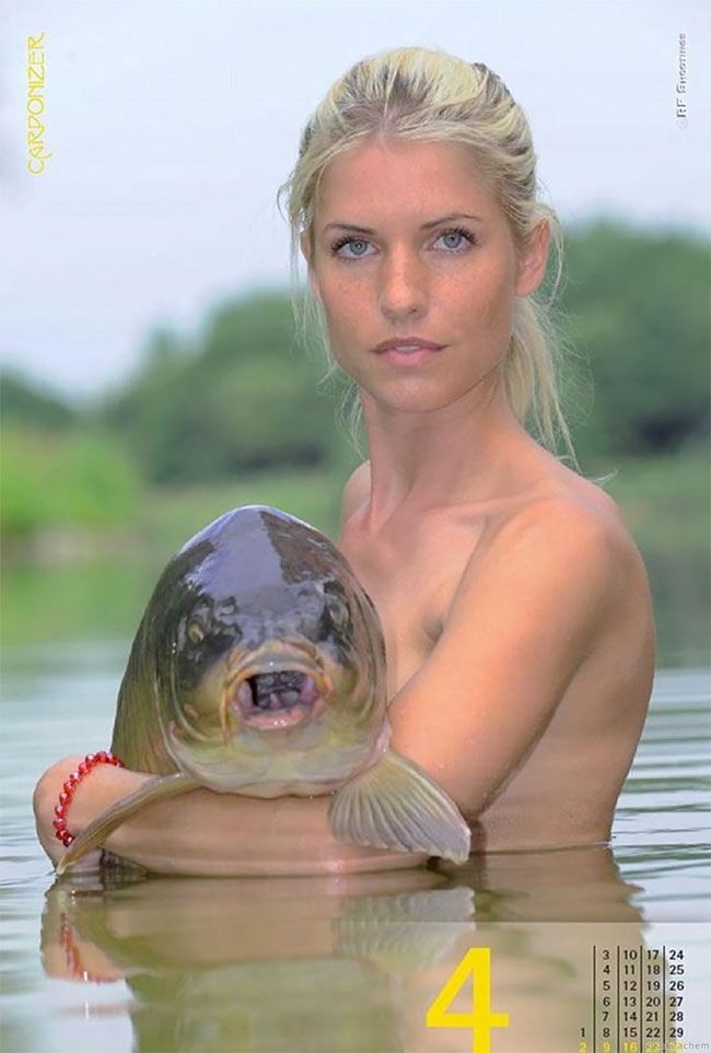 Календарь с полуобнаженными девушками в обнимку с карпами