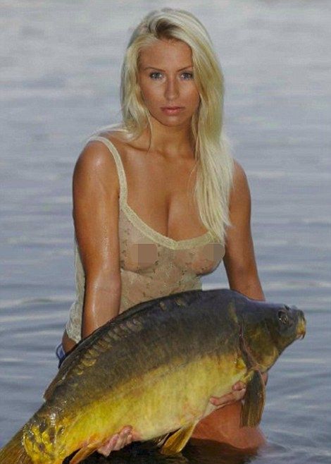 Календарь с полуобнаженными девушками в обнимку с карпами