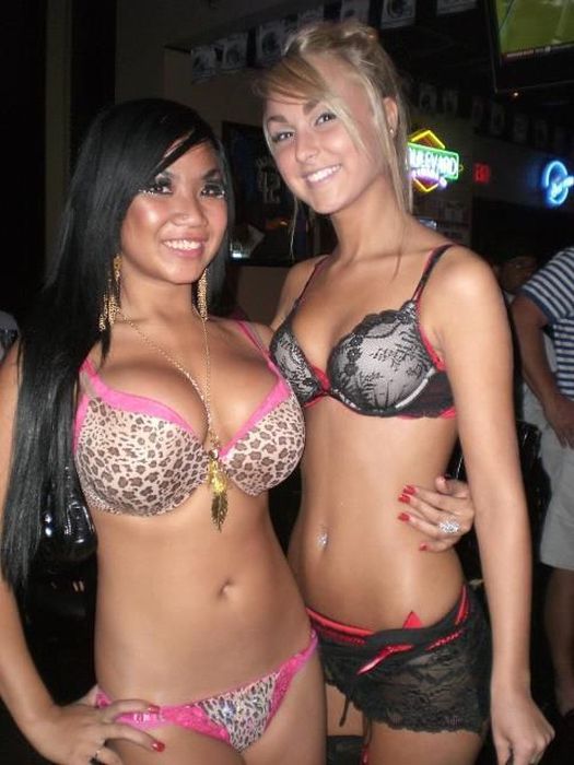 Сексуальные официантки