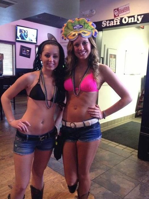 Сексуальные официантки