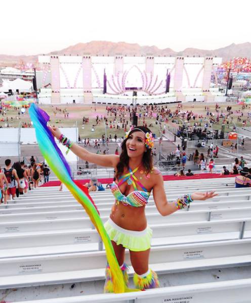 Девушки музыкального фестиваля Electric Daisy Carnival