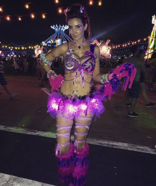 Девушки музыкального фестиваля Electric Daisy Carnival