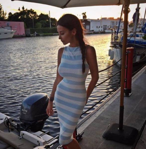 Очаровательные девушки в обтягивающих платьях