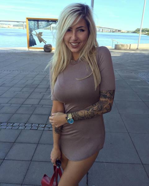 Очаровательные девушки в обтягивающих платьях