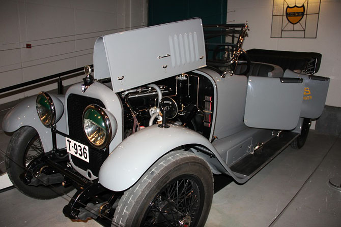 Коллекция ретро-машин, найденная в подвале отеля в Гейрангере