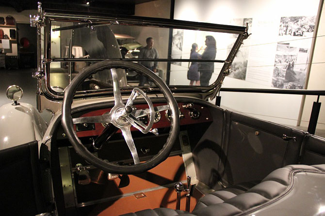 Коллекция ретро-машин, найденная в подвале отеля в Гейрангере