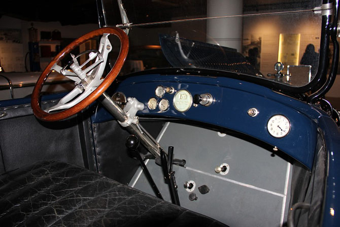 Коллекция ретро-машин, найденная в подвале отеля в Гейрангере