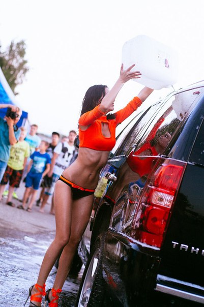 Полуголые жительницы Ульяновска поучаствовали в шоу мокрых маек