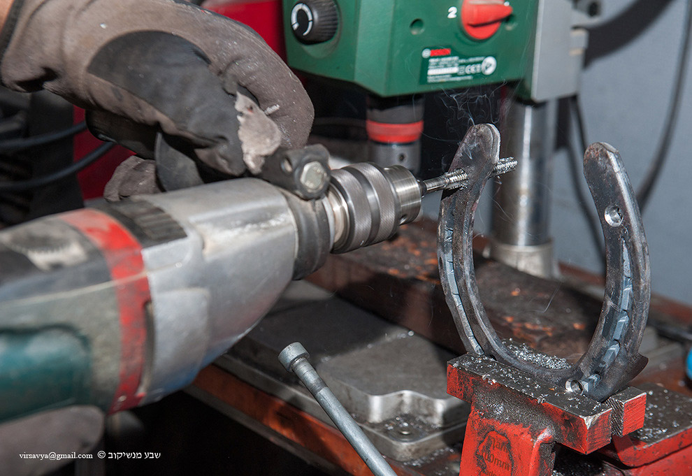 Как подковывают лошадей