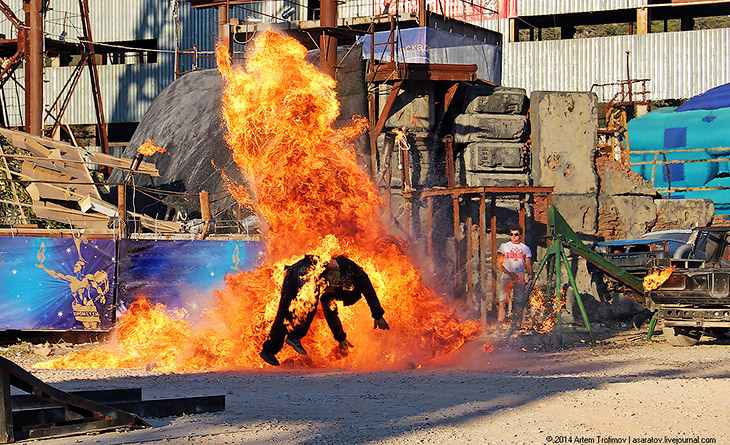 Человек облился бензином и поджёг себя у всех на глазах...