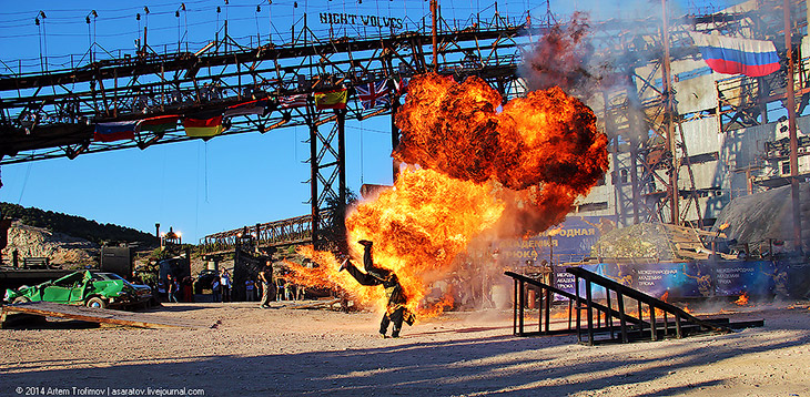 Человек облился бензином и поджёг себя у всех на глазах...