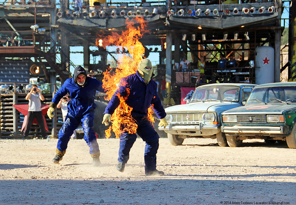 Человек облился бензином и поджёг себя у всех на глазах...