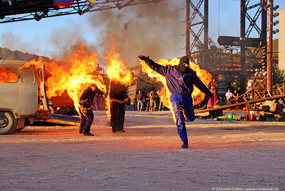 Человек облился бензином и поджёг себя у всех на глазах...