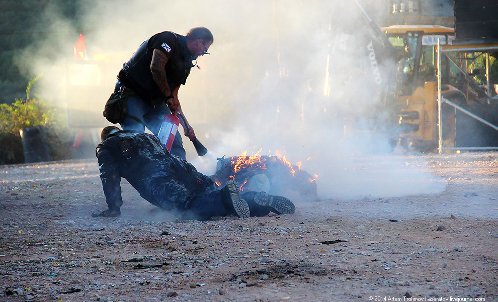 Человек облился бензином и поджёг себя у всех на глазах...
