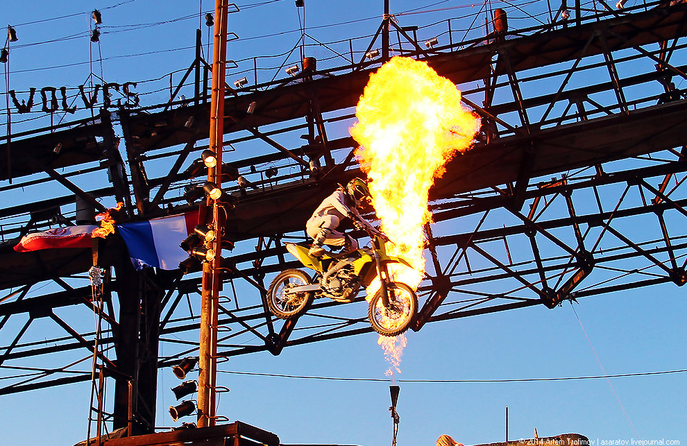 Человек облился бензином и поджёг себя у всех на глазах...