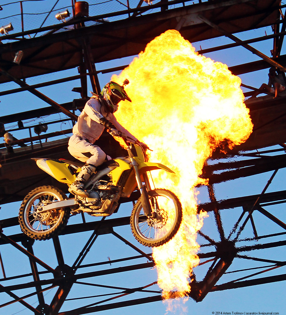 Человек облился бензином и поджёг себя у всех на глазах...