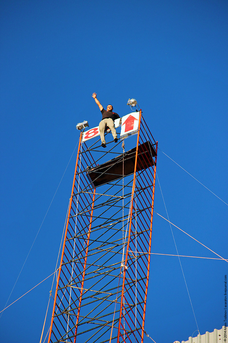Человек облился бензином и поджёг себя у всех на глазах...