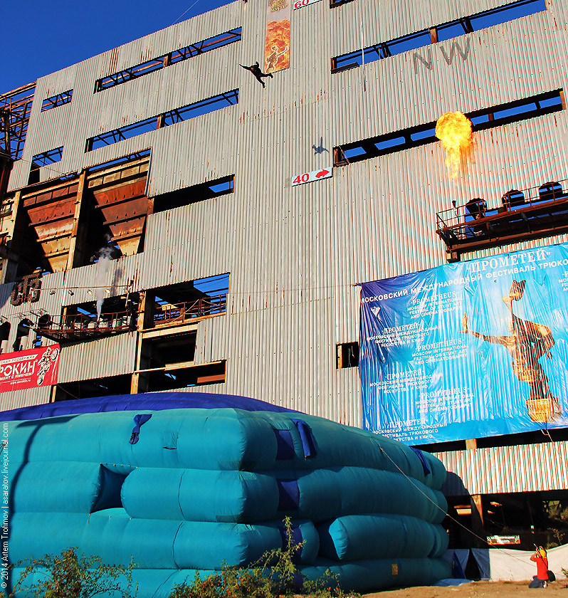 Человек облился бензином и поджёг себя у всех на глазах...