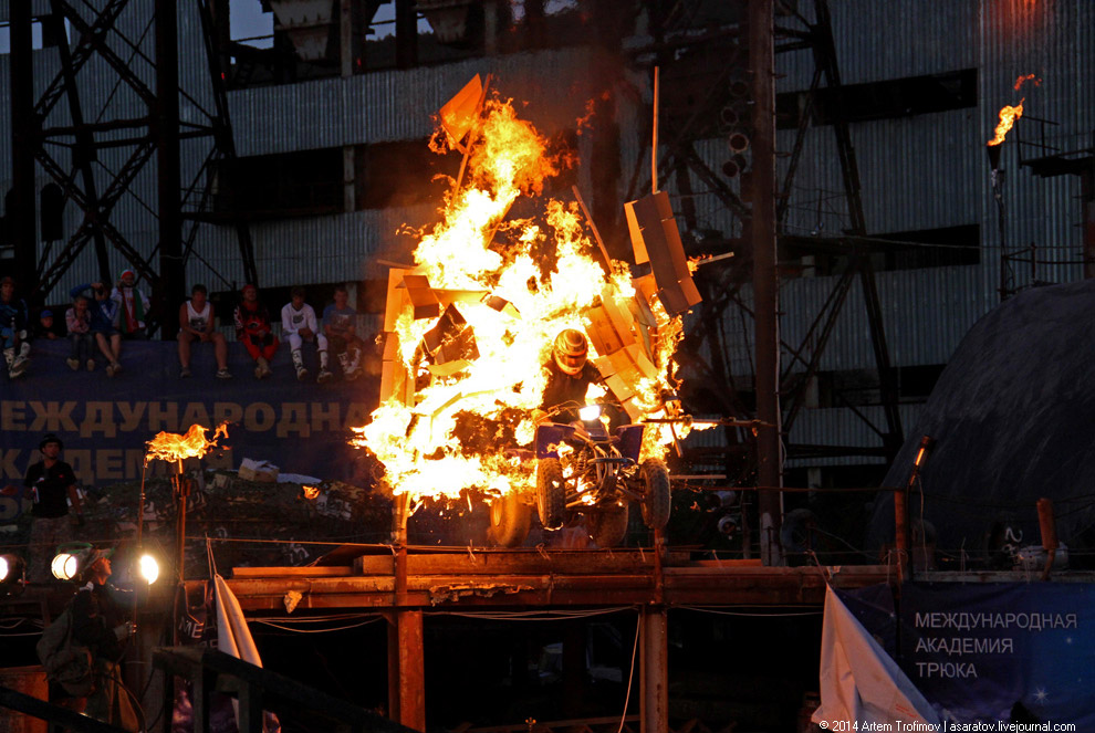 Человек облился бензином и поджёг себя у всех на глазах...