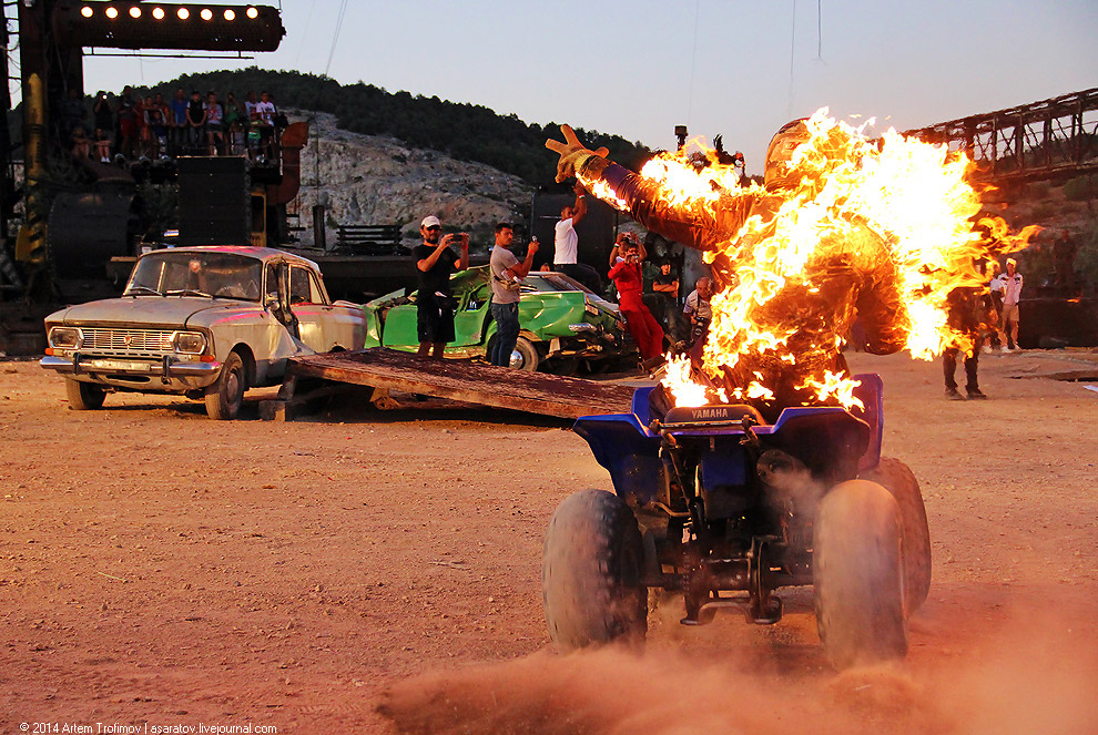 Человек облился бензином и поджёг себя у всех на глазах...