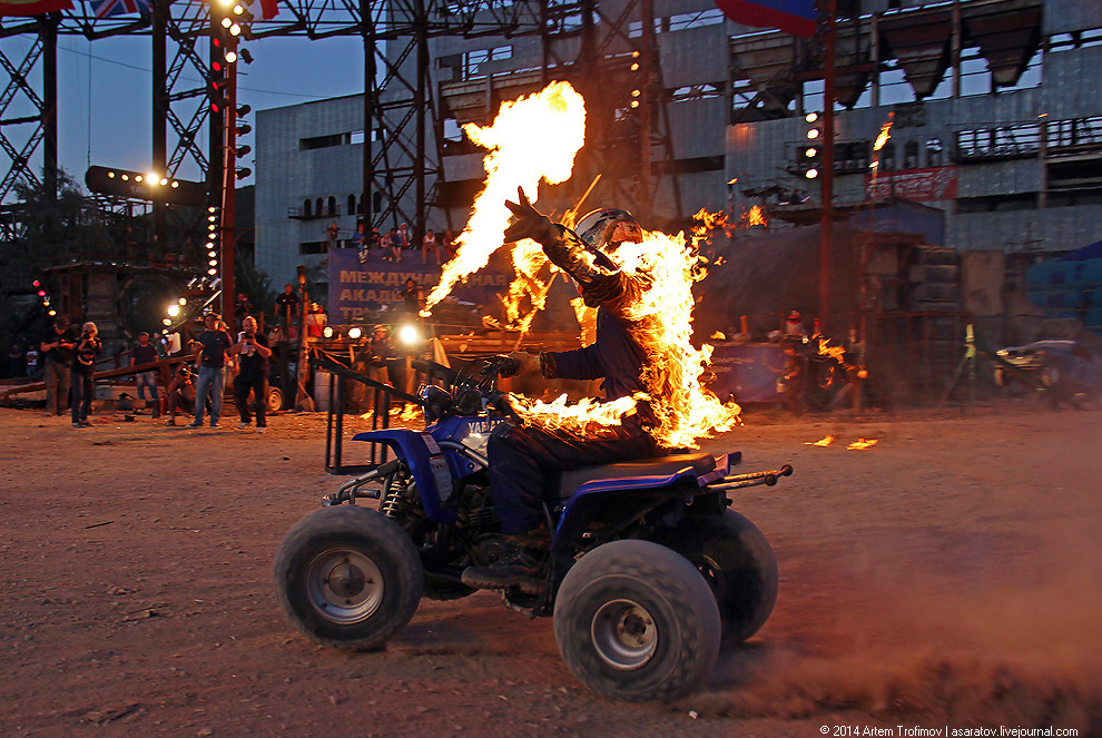 Человек облился бензином и поджёг себя у всех на глазах...