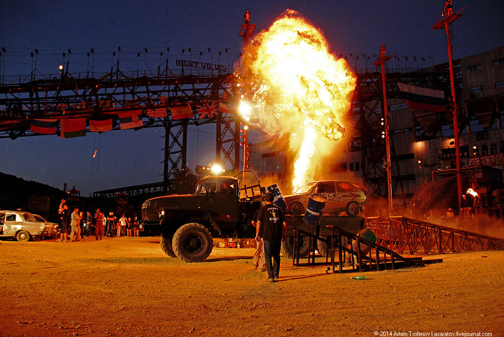 Человек облился бензином и поджёг себя у всех на глазах...