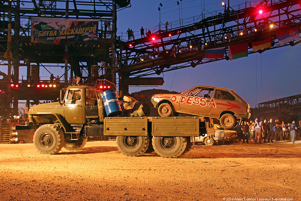 Человек облился бензином и поджёг себя у всех на глазах...