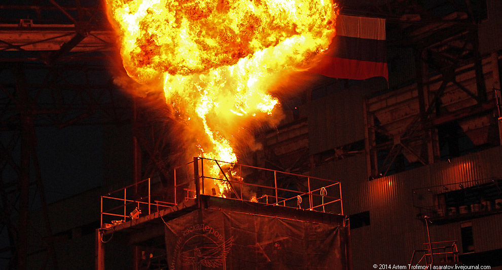 Человек облился бензином и поджёг себя у всех на глазах...