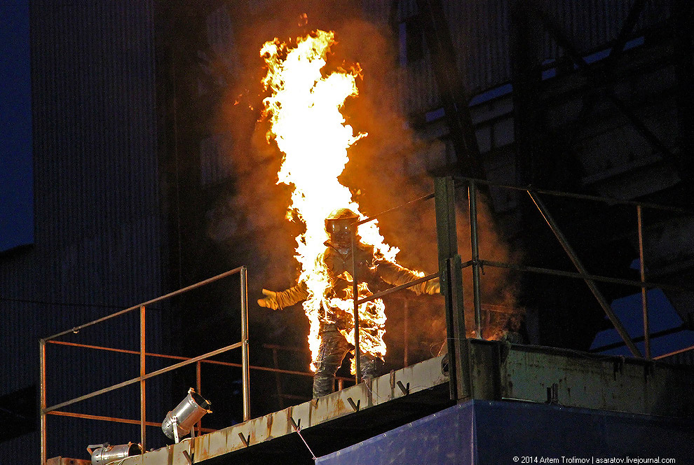 Человек облился бензином и поджёг себя у всех на глазах...