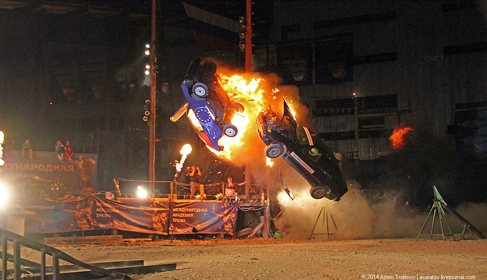 Человек облился бензином и поджёг себя у всех на глазах...