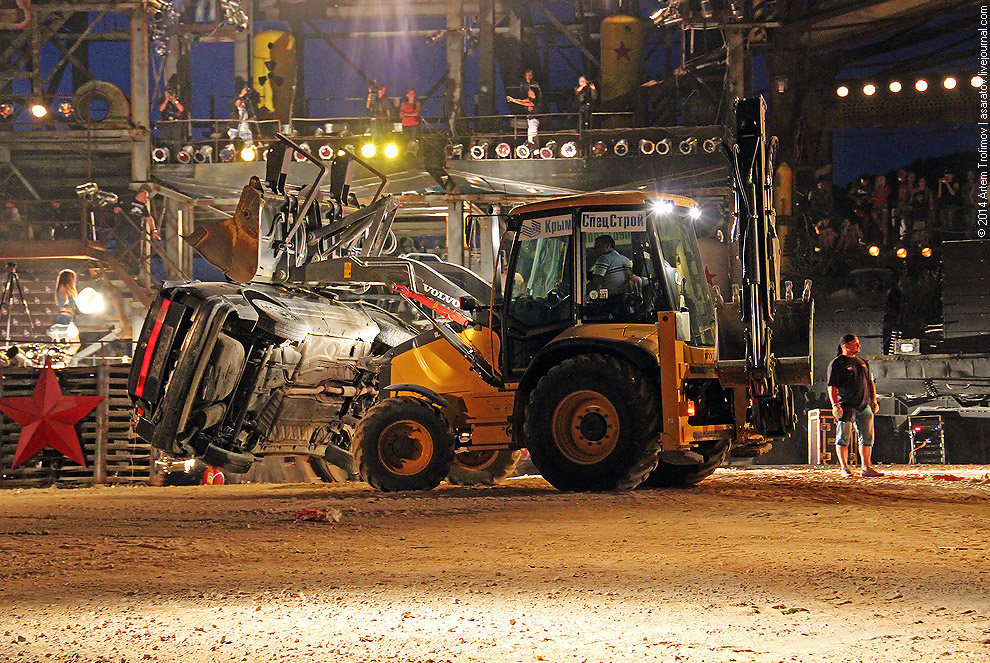 Человек облился бензином и поджёг себя у всех на глазах...