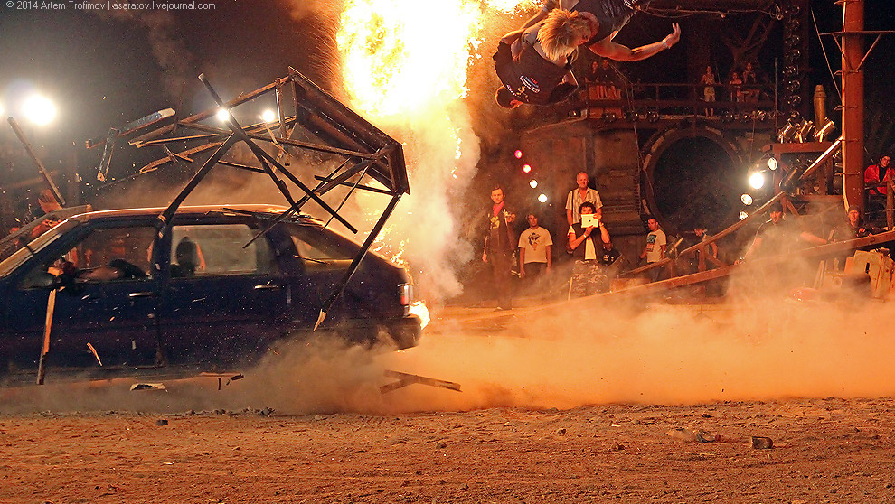 Человек облился бензином и поджёг себя у всех на глазах...