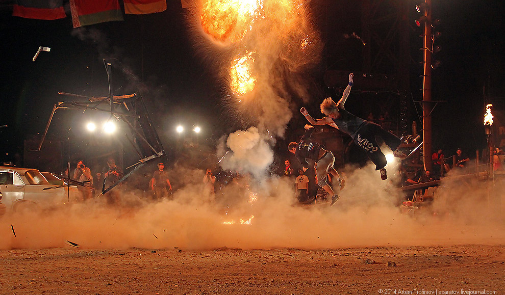 Человек облился бензином и поджёг себя у всех на глазах...