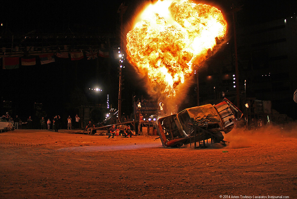 Человек облился бензином и поджёг себя у всех на глазах...