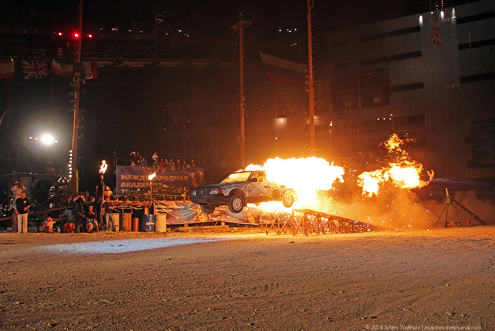 Человек облился бензином и поджёг себя у всех на глазах...