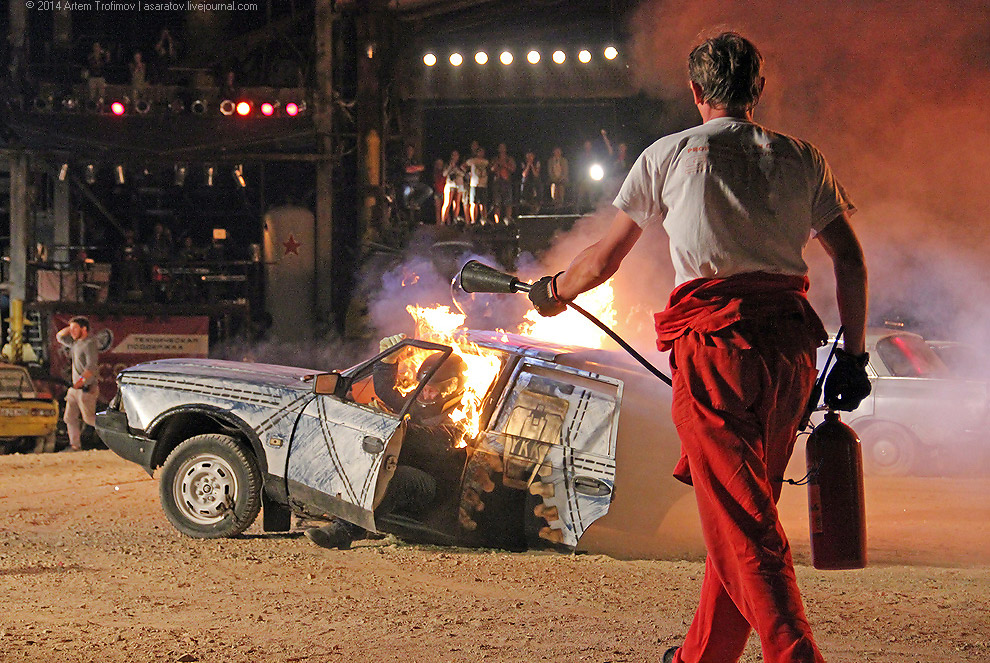 Человек облился бензином и поджёг себя у всех на глазах...