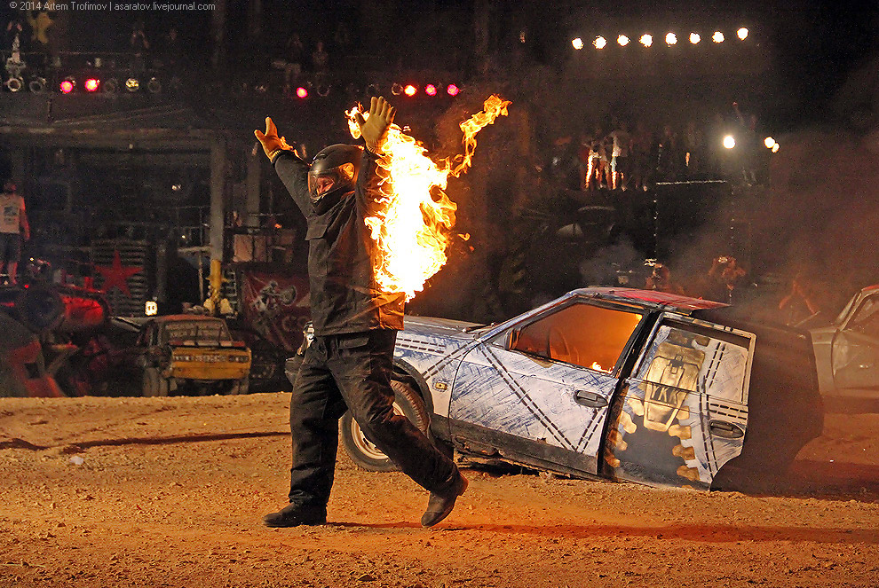 Человек облился бензином и поджёг себя у всех на глазах...