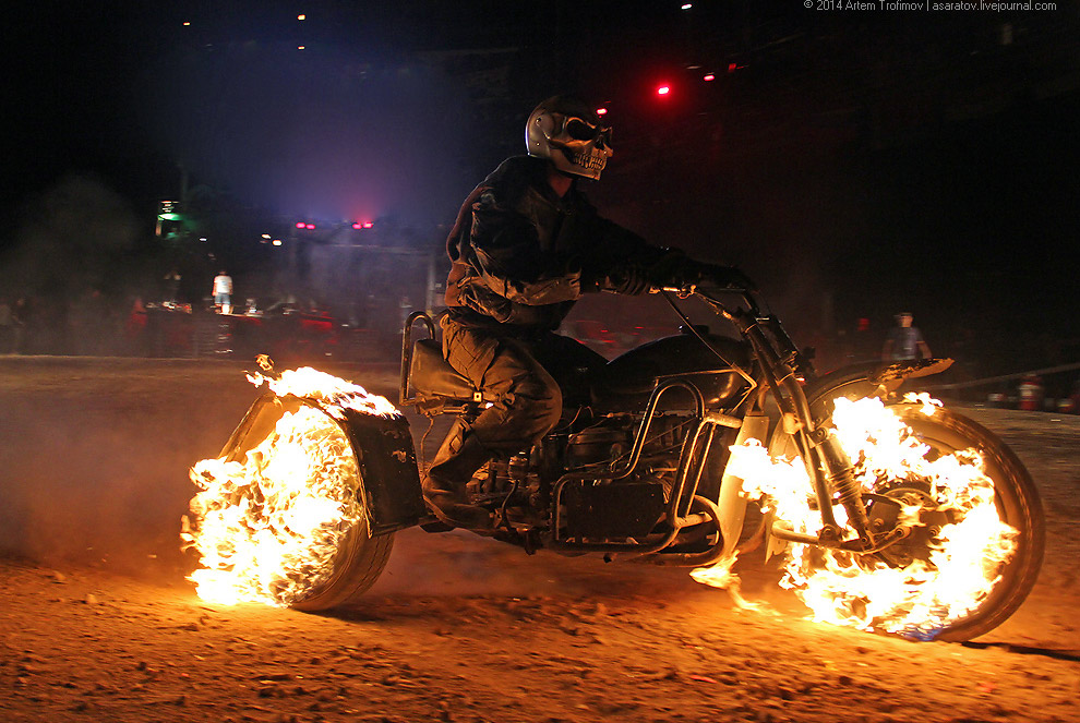 Человек облился бензином и поджёг себя у всех на глазах...