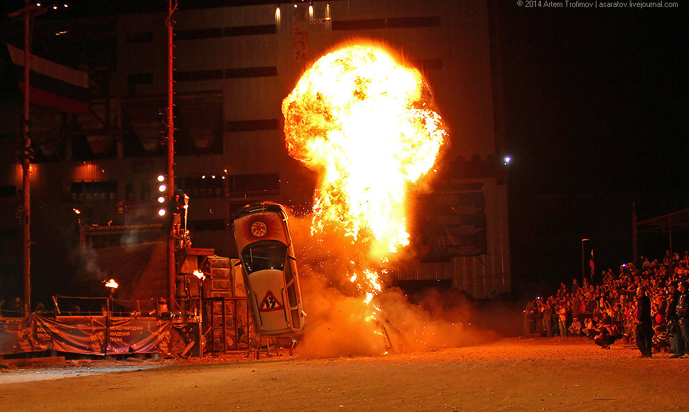 Человек облился бензином и поджёг себя у всех на глазах...