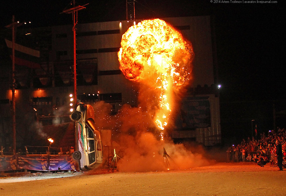 Человек облился бензином и поджёг себя у всех на глазах...