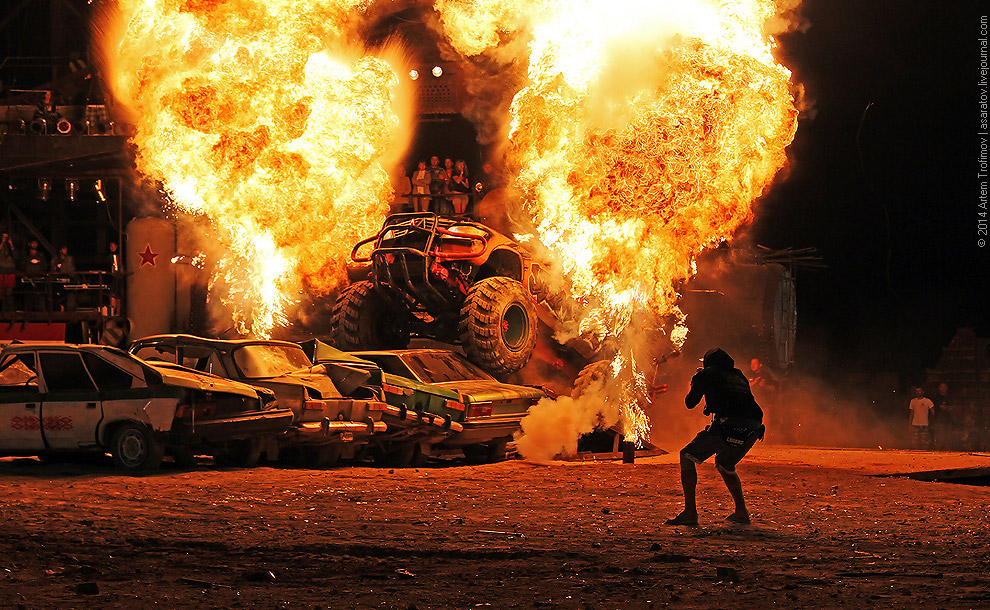 Человек облился бензином и поджёг себя у всех на глазах...